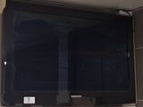 une télévision à écran plat fixée au mur dans une salle de bains