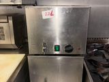 une cuisinière et un four en acier inoxydable dans une cuisine professionnelle