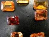 cinq pierres précieuses de couleurs différentes sont disposées sur une surface noire