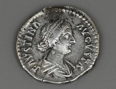 une pièce d'argent portant l'image d'un homme