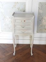 BERGERE à oreilles en bois mouluré, sculpté et laqué gris, à… (photo 2)