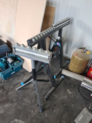 une machine posée sur une table dans un garage