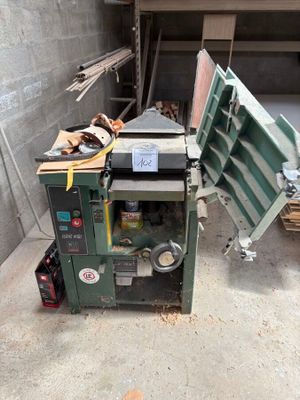 l'image d'une machine installée dans un garage