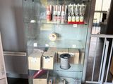une vitrine en verre contenant de nombreux objets