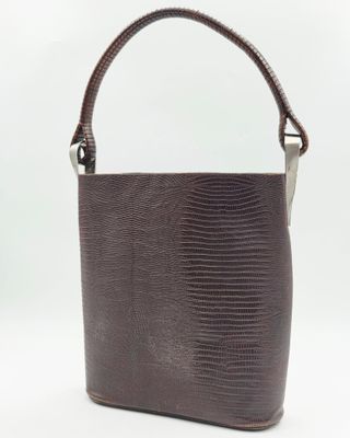 le petit sac marron est posé sur une surface blanche