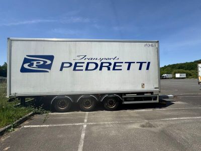 un camion semi-remorque garé dans un parking