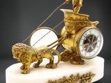 une horloge posée sur une calèche