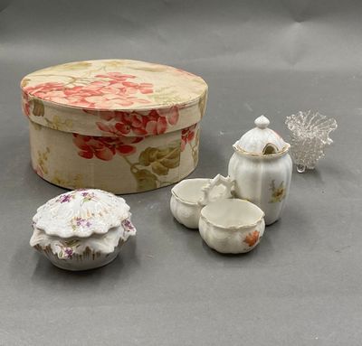 Ensemble comprenant une boîte circulaire en tissu et trois p…