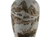 un vase blanc orné d'un paysage de montagne