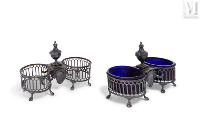 deux petits paniers en métal surmontés de vases en verre bleu