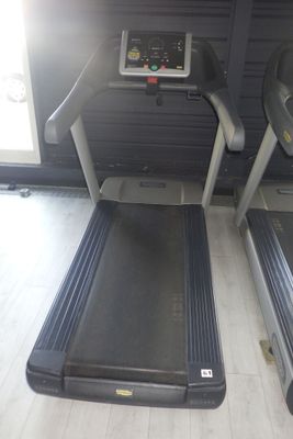 deux appareils de marche à pied qui se trouvent dans la salle