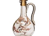 une image représentant une carafe en verre ornée d'un dragon