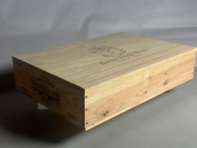 la caisse en bois est vide et prête à être remplie de vin