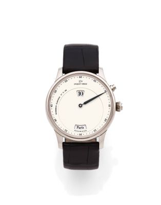 un gros plan d'une montre sur une surface blanche avec un fond blanc
