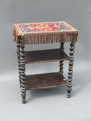 une vieille table en bois recouverte d'un tapis coloré