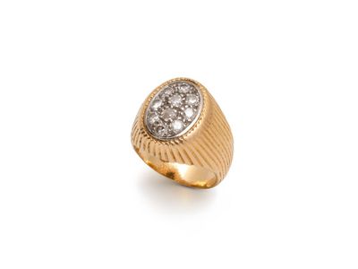 une bague en or avec un diamant serti au centre