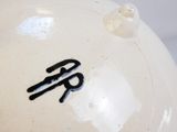 un vase blanc orné d'un motif noir