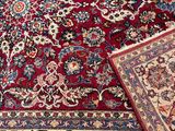 un gros plan sur un tapis rouge posé sur un parquet