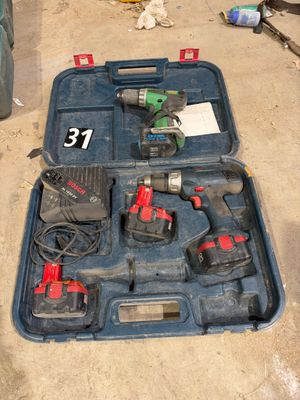 une mallette à outils bleue contenant plusieurs outils
