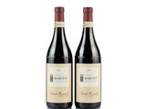 deux bouteilles de vin rouge posées l'une à côté de l'autre sur une surface blanche