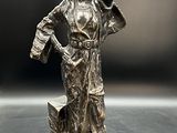 statue d'une femme tenant un pot sur la tête, posée sur un socle