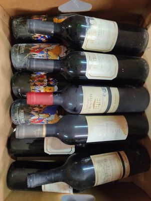 plusieurs bouteilles de vin dans une caisse sur la table