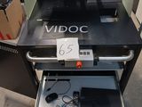 un ordinateur posé sur un bureau, avec un clavier et une souris