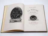 un livre ouvert sur lequel figure la photo d'un groupe de personnes