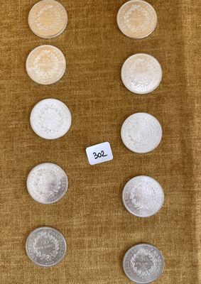un gros plan d'une table sur laquelle sont disposées de nombreuses pièces de monnaie
