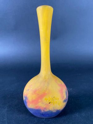 MULLER FRERES à LUNEVILLE. Vase soliflore en verre marmoréen…