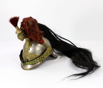 l'image d'une femme aux cheveux longs assise sur un casque