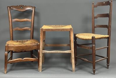 trois chaises en bois sont alignées contre un mur gris