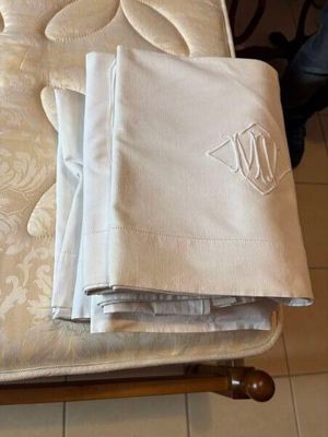 plusieurs serviettes pliées posées sur un matelas dans une chambre