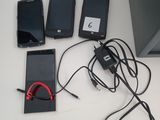 un grand nombre de téléphones portables posés sur une table