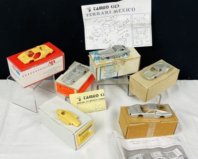 un grand nombre d'objets différents posés sur une table