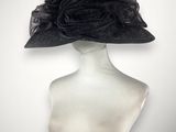 une image représentant une tête de mannequin coiffée d'un chapeau