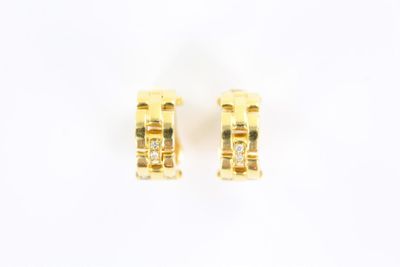 une paire de boucles d'oreilles en or et diamants