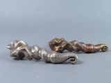 deux objets métalliques de couleur argentée et dorée posés sur une surface grise