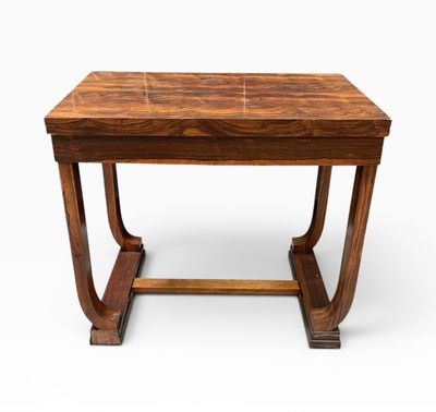 une photo d'une table en bois avec un plateau en carrelage