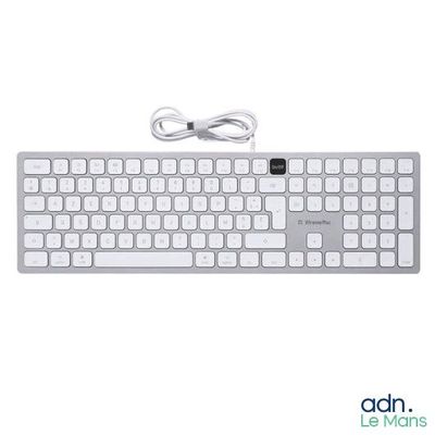 un clavier d'ordinateur blanc muni d'un cordon