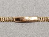 une image d'un gros plan d'un bracelet en or sur une table