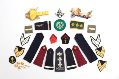 Ensemble d'insignes, grades et fourreaux d'épaules, boutons,…