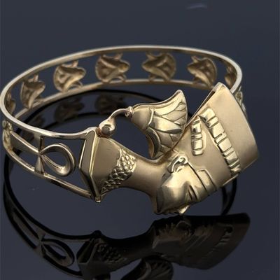 une image représentant un bracelet en or orné d'un oiseau