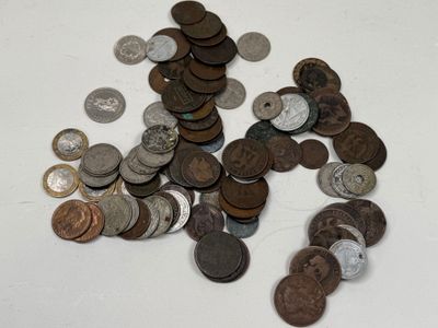 une pile de pièces de monnaie posée sur une surface blanche