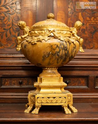 un vase en or posé sur une table en bois