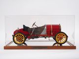 une petite maquette de voiture rouge dans une vitrine