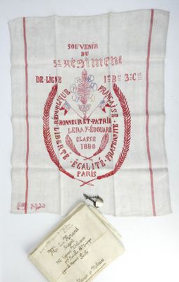 un vieux mouchoir orné d'un motif rouge et blanc