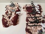 une paire de soutiens-gorge pour femmes, encore étiquetés, exposés en vitrine