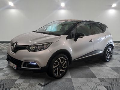 la voiture blanche est garée sur un sol en damier dans le garage
