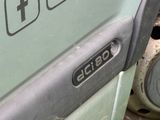 un gros plan sur la poignée de porte d'une voiture sur laquelle est collé un autocollant